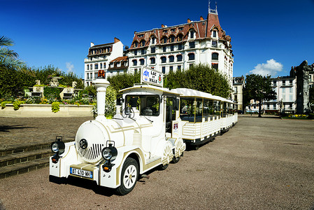 法国艾克斯莱班 - 2014 年 8 月 31 日，整个夏天，一辆火车巴士将在法国最大的天然湖泊举行帆船比赛。 