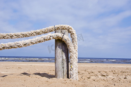 海滩上原始的绳索围栏