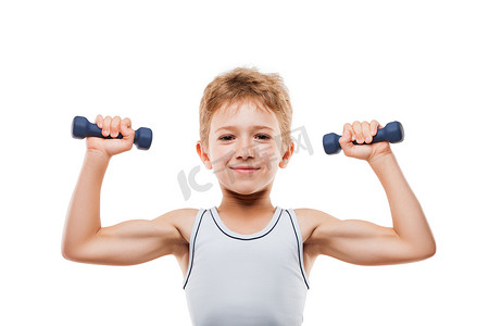 微笑运动儿童男孩与强壮的二头肌肌肉举行锻炼