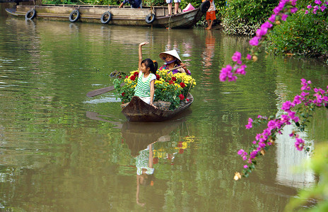 春天，女人和孩子们在划艇上带着春节花