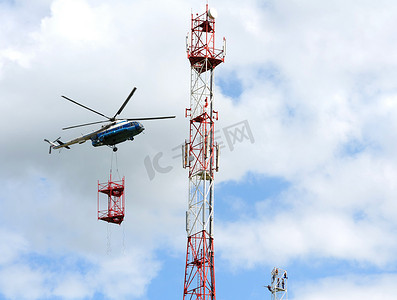 用直升机安装手机信号塔
