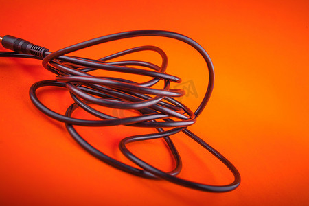 在橙色，好的音乐背景的抽象灵活的音频电缆