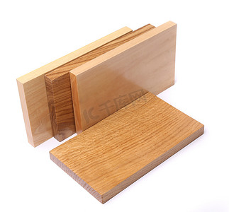 三块竖板（榆木、金合欢、酸橙）和一块横板（橡木）