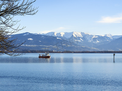 蓝色山脉摄影照片_德国博登湖和阿尔卑斯山
