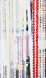 许多珍珠和珊瑚珠。
