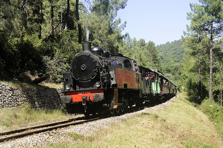 来自 Anduze 的小型旅游蒸汽火车
