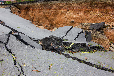 地震成因摄影照片_泰国清莱地震导致道路破损