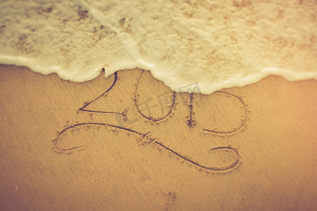 写在沙滩上的沙子里的2015