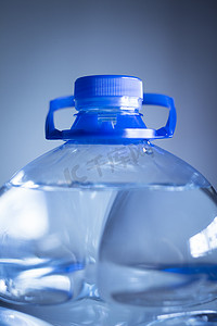 孤立的塑料水瓶纯蓝色背景工作室拍摄