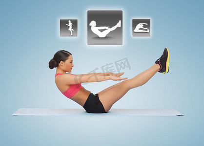 健身教练图标摄影照片_使用虚拟应用程序锻炼的女性