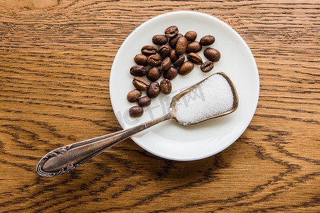 盘子矢量摄影照片_咖啡豆和一勺糖