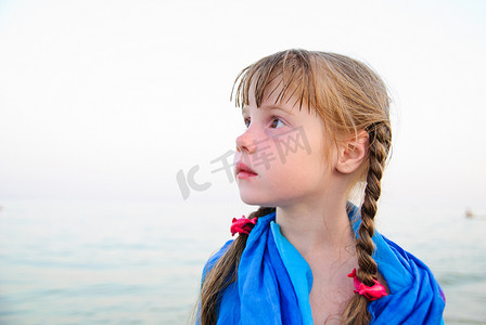 沙滩上的小女孩