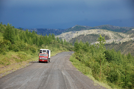 俄罗斯内陆山砾石路科雷马高速公路上的卡车