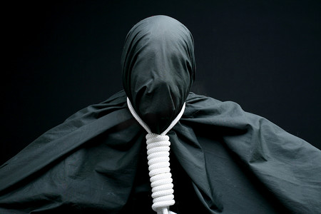 黑色的绳子摄影照片_黑色背景上脖子上挂着绳子的黑色 mime