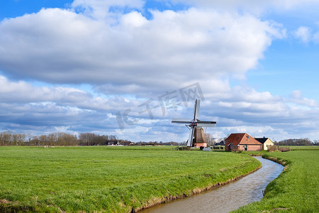在有风车的荷兰农田的晴天