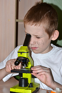 看显微镜摄影照片_少年进行研究，看在显微镜