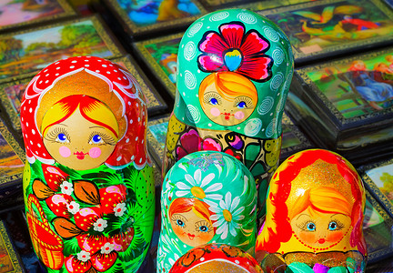 传统的俄罗斯儿童玩具-嵌套娃娃娃娃。