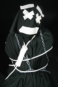 黑色背景上脖子上挂着绳子的黑色 mime