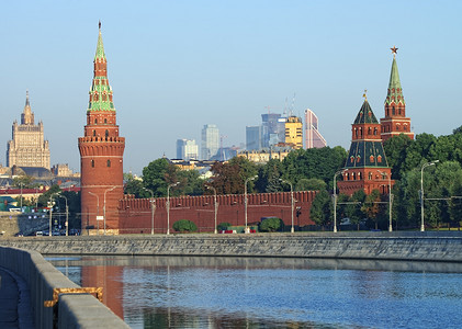 高楼夏天摄影照片_莫斯科克里姆林宫和天际线景观