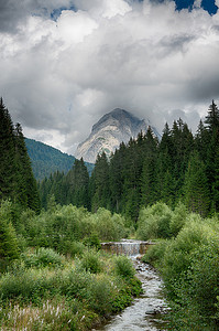 蓝色山脉摄影照片_意大利美丽风景的白云岩公园