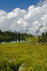 意大利阿尔卑斯山的湖景