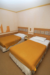 在现代旅馆房间的两张单人床