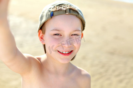 沙滩上的孩子摄影照片_沙滩上的男孩