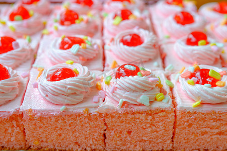 千层蛋糕蛋糕摄影照片_草莓蛋糕