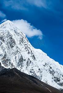喜马拉雅山的 Pumori 和 Kalapathar 山峰