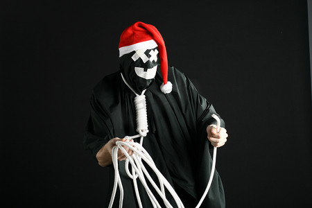 黑色的绳子摄影照片_黑色背景上脖子上挂着绳子的黑色 mime