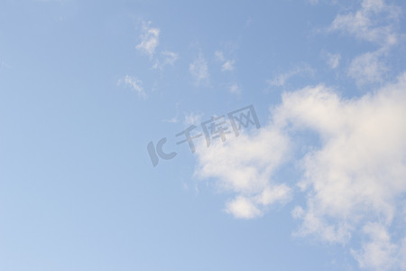 蓝色白云摄影照片_蓝天柔和的光白云阳光明媚温暖的日子