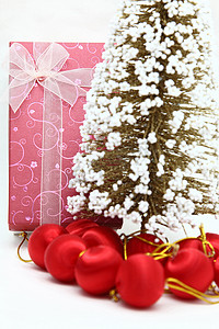 带圣诞树和装饰品的红色假日盒子透视图