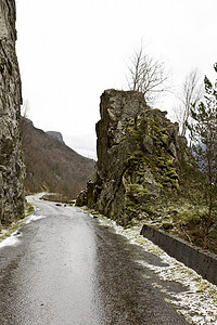 乡村景观中破旧的道路