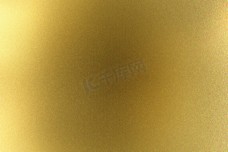 金色纹理摄影照片_拉丝光滑的金色钢墙，抽象纹理背景