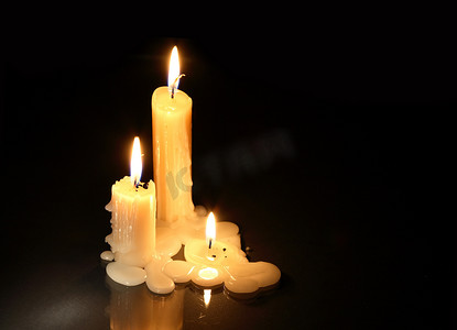 浪漫场景摄影照片_黑暗中的蜡烛
