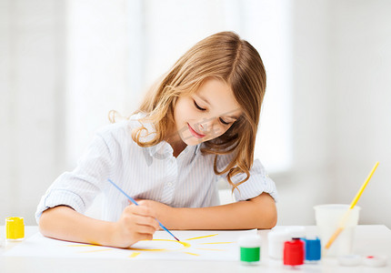 小女孩在学校画画