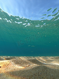 西班牙布拉瓦海岸的透明蓝色海水，垂直图片