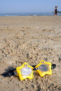 沙滩上的玩具泳镜