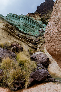 山中彩色岩石的细节