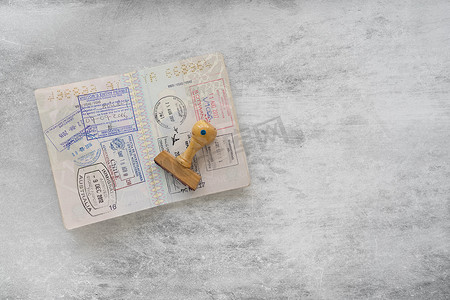 有很多签证印章的护照页。
