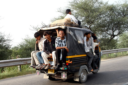 印度疯狂的路景 — 载人的小车