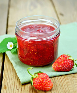草莓果酱摄影照片_板上有浆果的草莓果酱