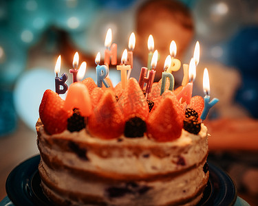 生日蛋糕与蜡烛对着蓝色气球