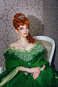 礼服首饰摄影照片_华丽的绿色礼服的公主