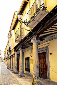 西班牙卡斯蒂利亚 — 拉曼查社区阿尔卡拉斯街道上雄伟而古老的石屋