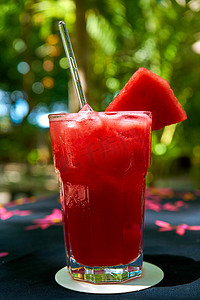 红色果汁摄影照片_一杯加冰的鲜榨西瓜汁