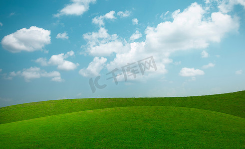 蓝天绿草摄影照片_绿草风景视图斜坡的有蓝天和云彩背景。
