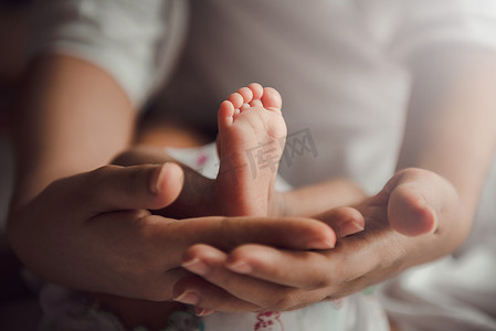 父母手里拿着新生婴儿的脚。