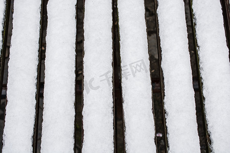 冬天街道长椅上的白雪