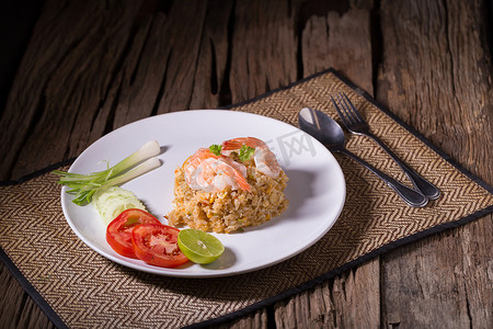 泰式炒饭配白盘中的虾。